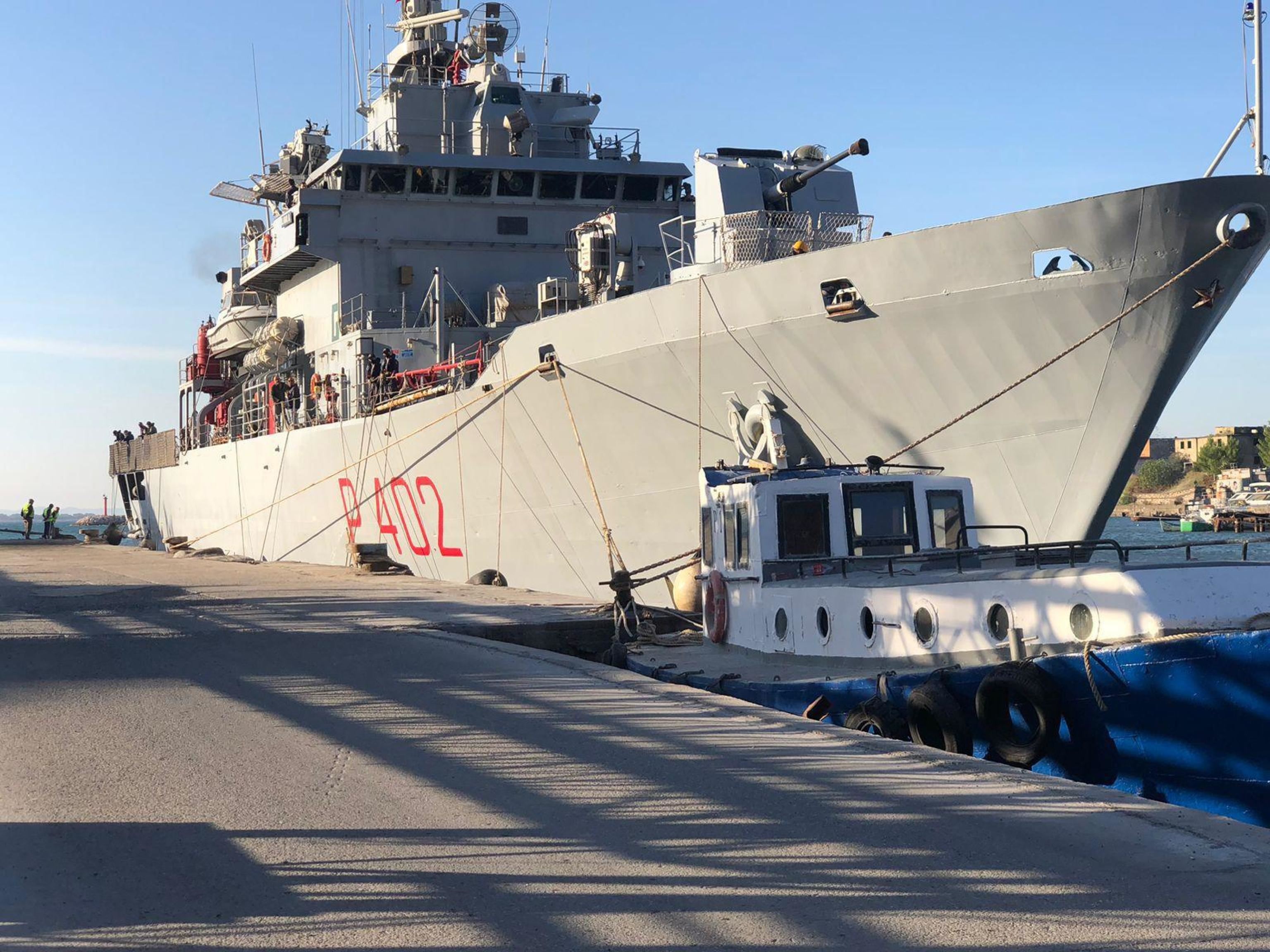 La nave Libra della Marina Militare nei giorni del primo approdo in Albania