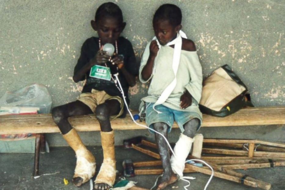 Bambini orfani a Nyanza, con le stampelle, Ruanda 1994