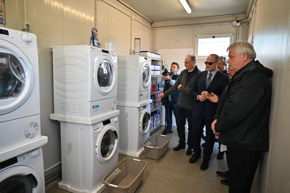 Un momento dell'inaugurazione della lavanderia