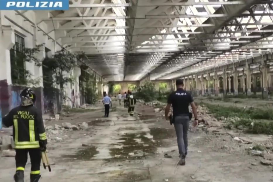 Un fermo immagine tratto da un video della Polizia relativo all'operazione svolta a Reggio Emilia