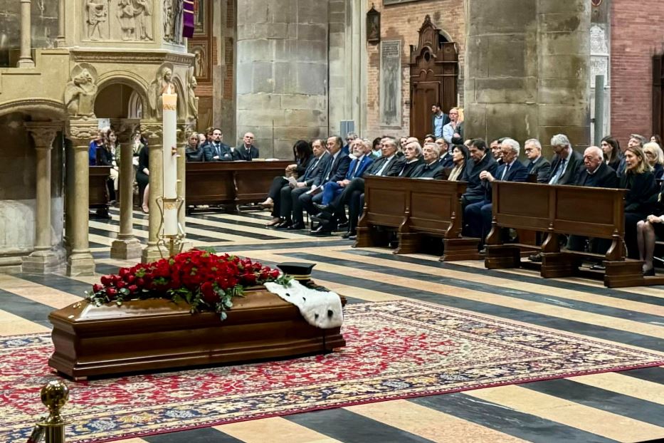 Il feretro del rettore Anelli nella cattedrale di Piacenza