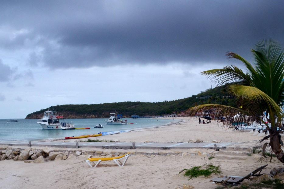 La spiaggia di Antigua. Sull'isola si è tenuta la conferenza internazionale dei piccoli Stati insulari