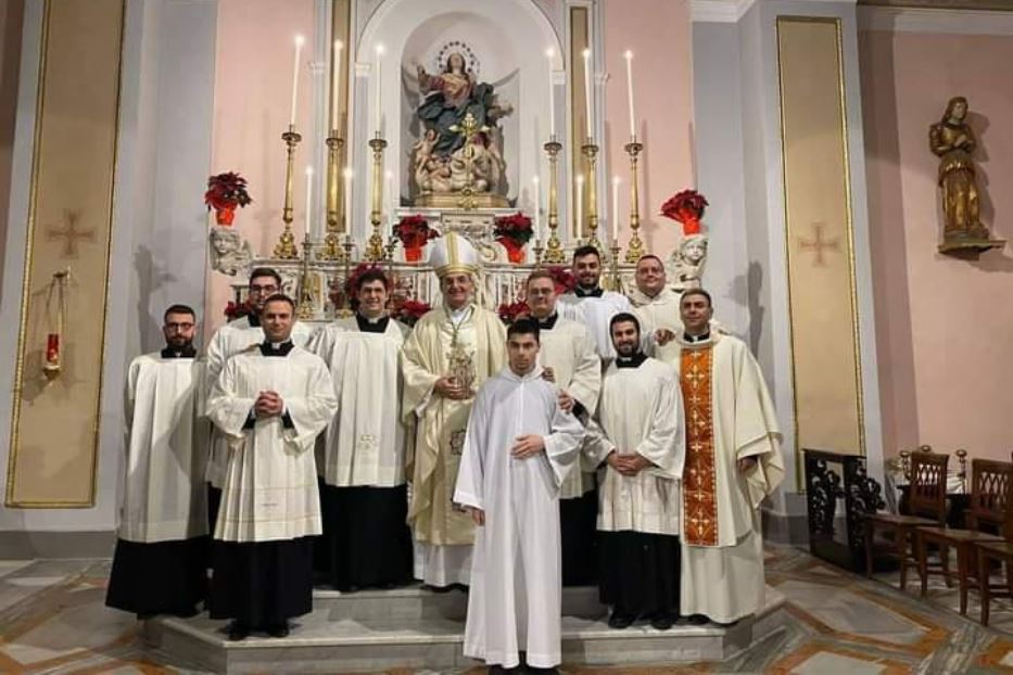 Don Donato Romano (primo a destra), parroco della Cattedrale di Teggiano (Salerno), il 31 dicembre con i seminaristi della diocesi di Teggiano-Policastro e il vescovo della diocesi campana AntonioDe Luca