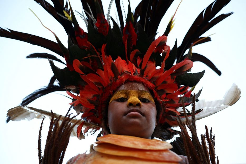 Un bambino indigeno all'arrivo del Papa in Papua Nuova Guinea