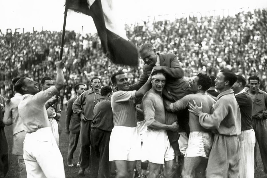 Stadio dell’Urbe di Roma, 10 giugno 1934: la Nazionale campione del mondo esulta dopo la finale vinta contro la Cecoslovacchia portando in trionfo il ct Vittorio Pozzo