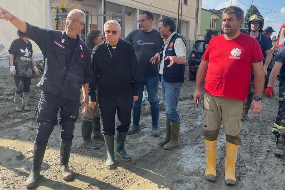 Il vescovo Mario Toso a Traversara di Bagnacavallo, località fortemente colpita dall’alluvione