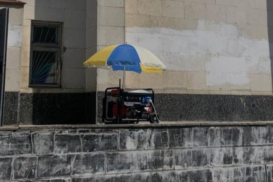 Un generatore elettrico protetto dal sole a Kiev