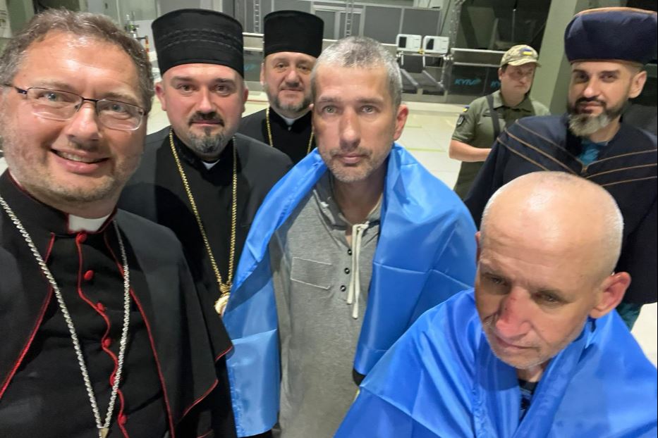 La liberazione dei due religiosi redentoristi tenuti prigionieri dai russi per un anno e 7 mesi: Bohdan Geleta (a destra) e Ivan Levitskyi (al centro). A sinistra, il nunzio apostolico Visvaldas Kulbokas