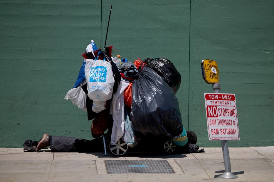Homeless dorme per strada a Los Angeles