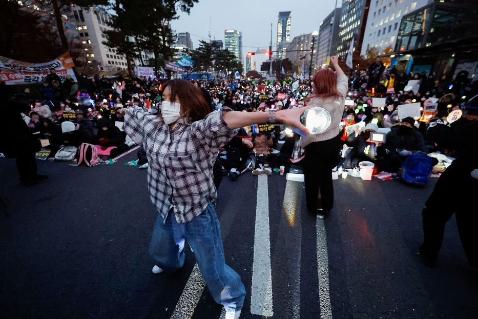 Le proteste in strada a Seul per chiedere le dimissioni del presidente Yoon