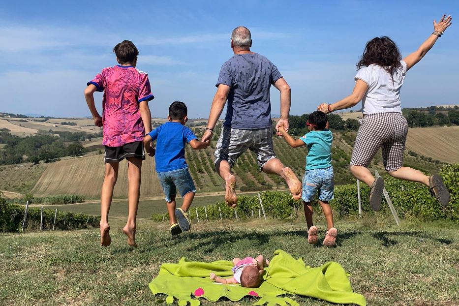 Roberta e Michele con quattro dei loro cinque figli