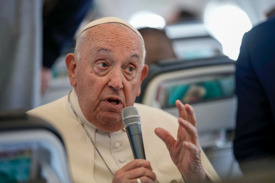 Il Papa durante la conferenza stampa sul volo di ritorno a Roma