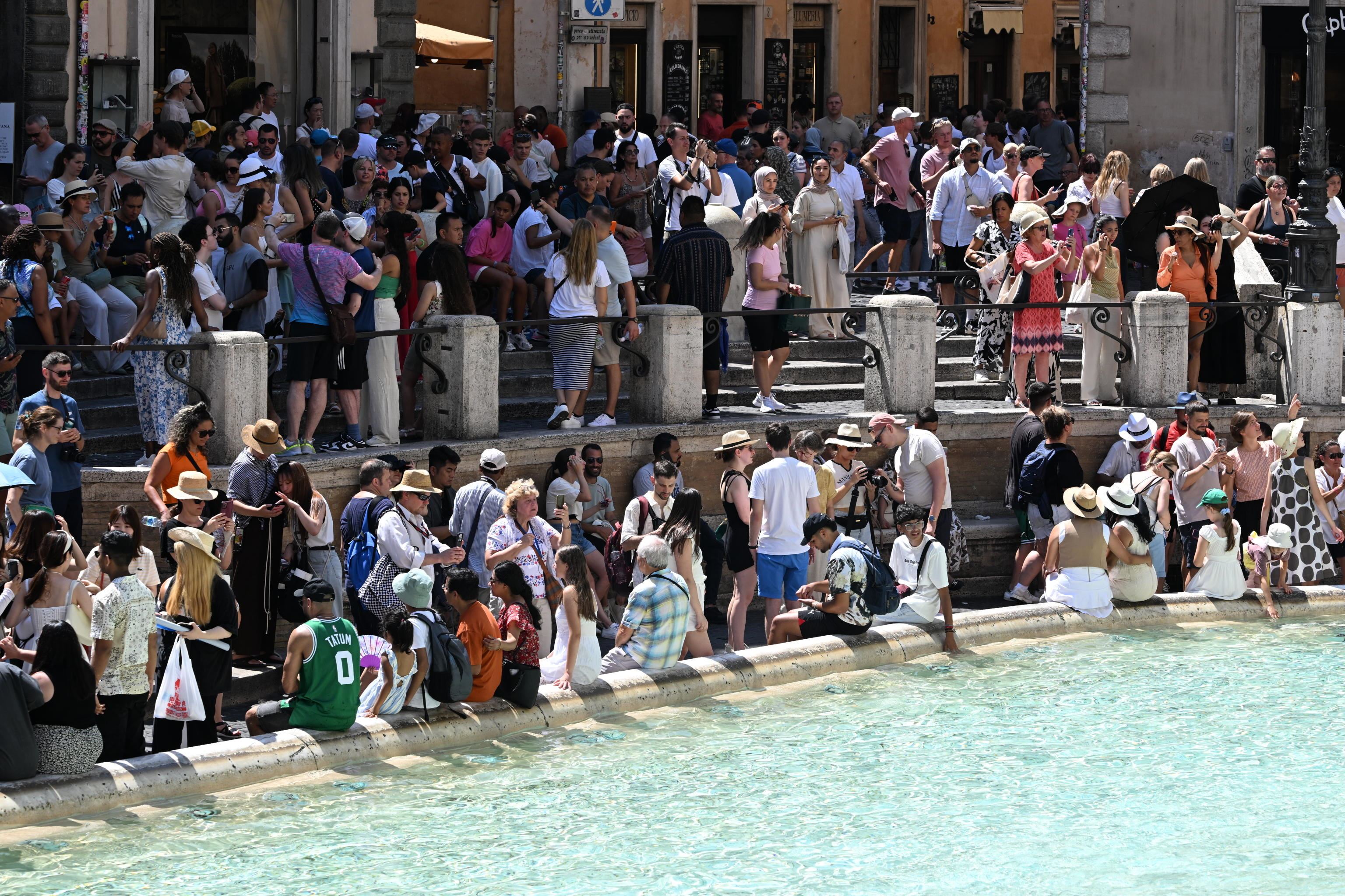 La consueta folla di turisti alla Fontana di Trevi, a Roma