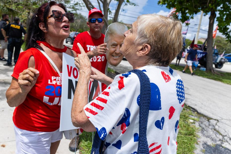 Una sostenitrice di Trump discute con una fan di Harris durante la tappa in Florida del tour democratico per la "libertà riproduttiva"