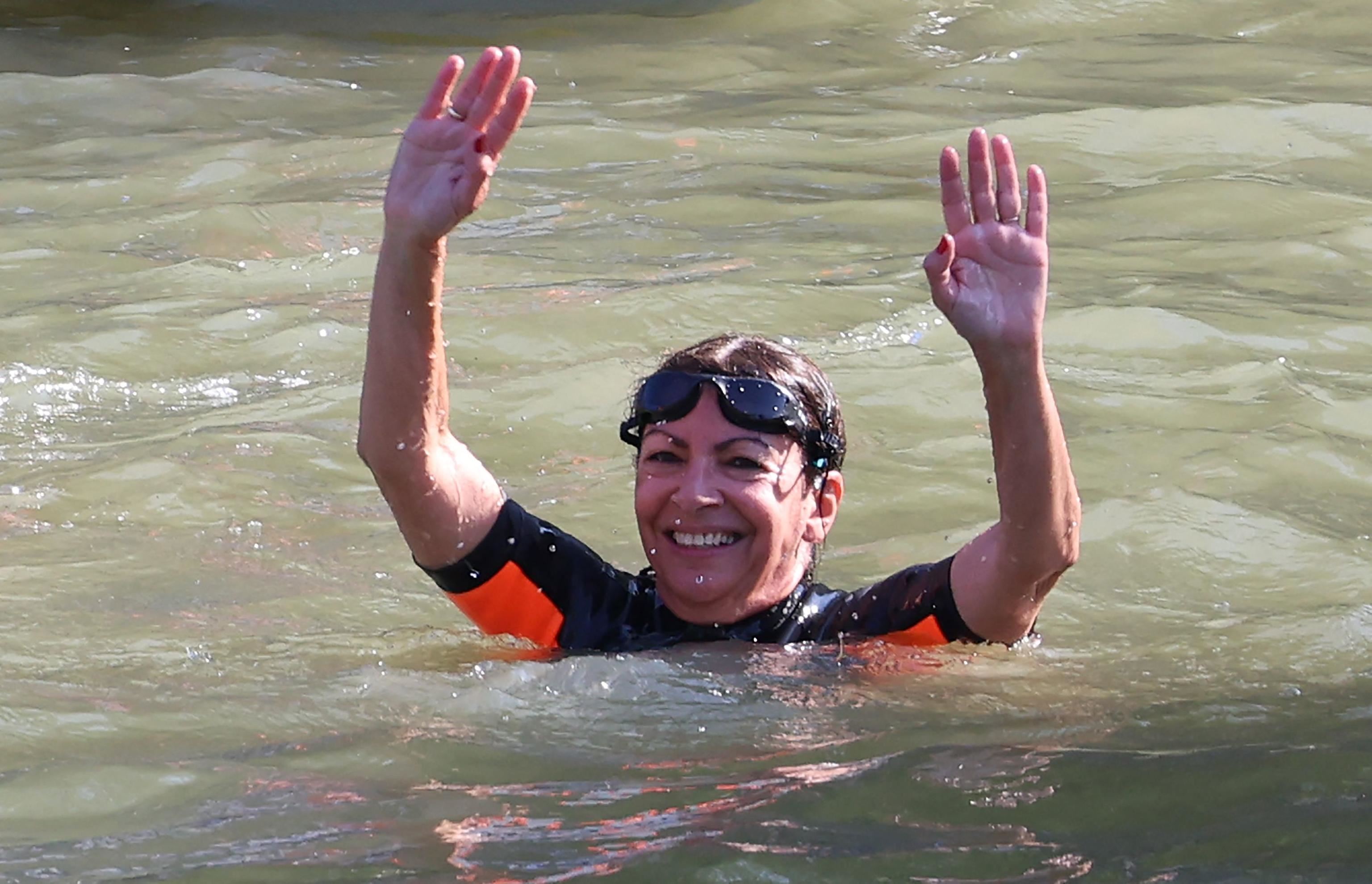 La sindaca Hidalgo si butta nelle acque (limacciose) della Senna