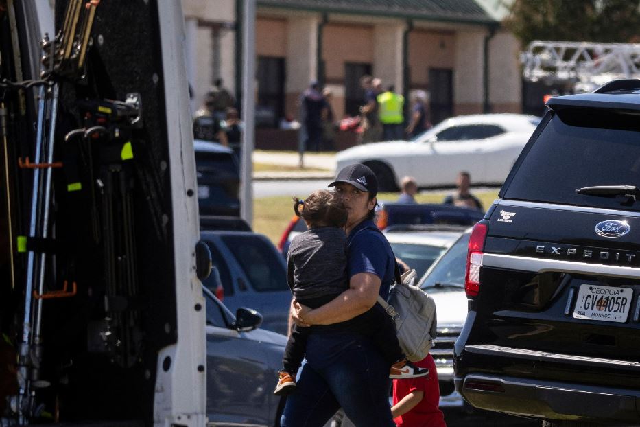 14enne fa strage a scuola in Georgia. Harris promette stretta sulle armi