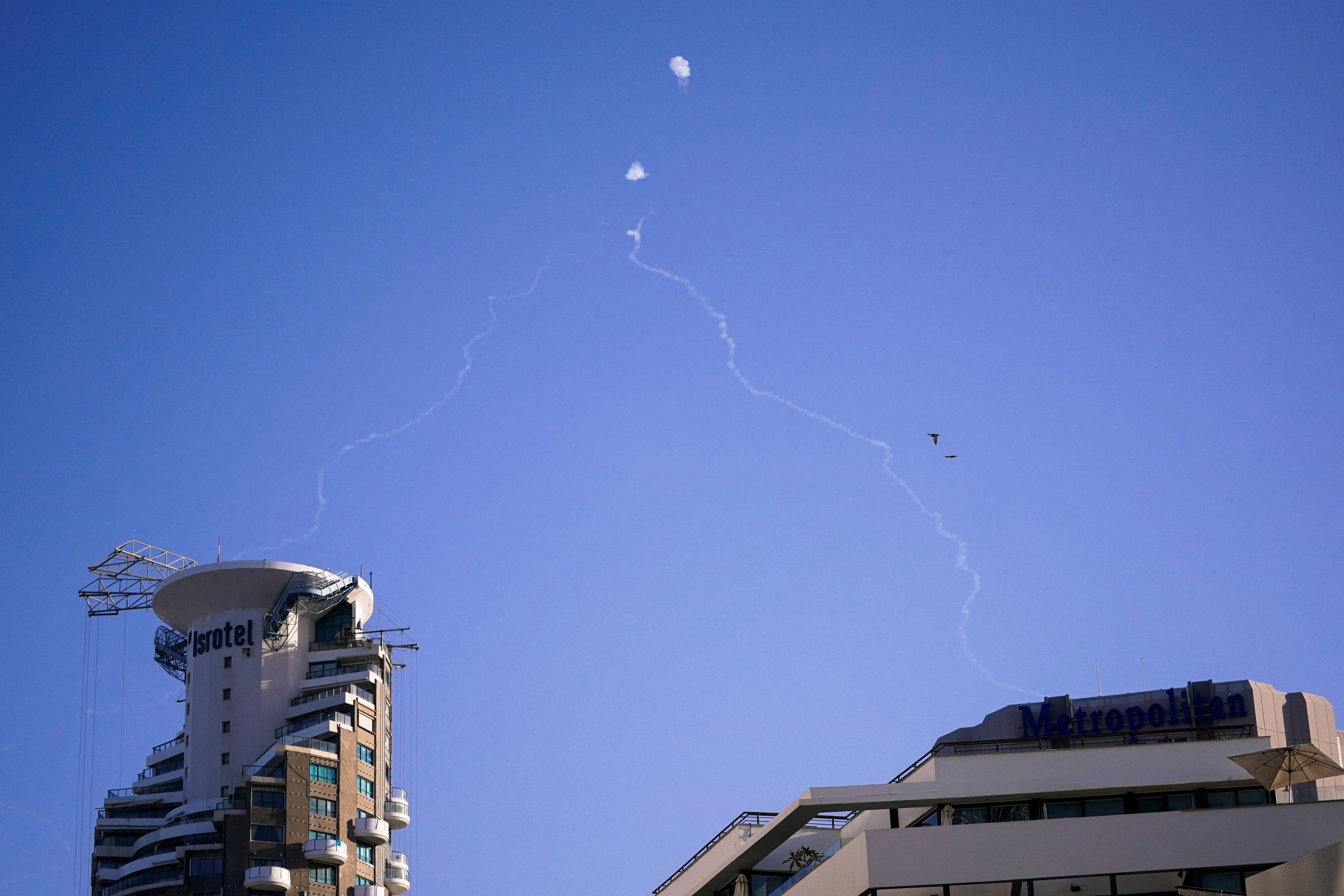 Il sistema antimissile Iron Dome in azione contro i missili lanciati sulle aree centrali di Tel Aviv