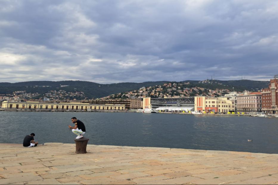 Il lungomare di Trieste e, sullo sfondo, alcune delle aree dismesse del porto