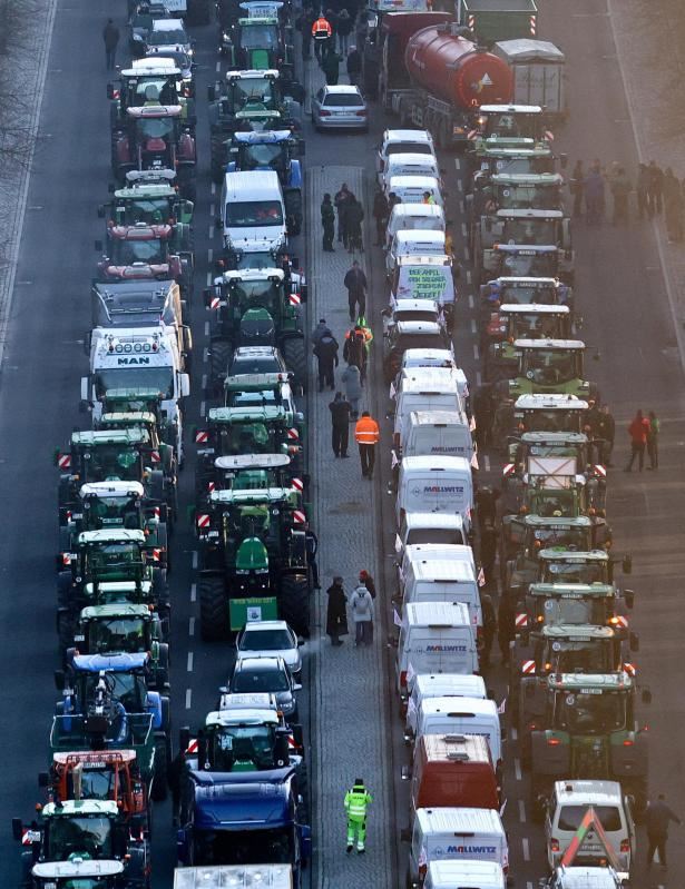 Trattori in marcia contro i tagli: gli agricoltori paralizzano la Germania