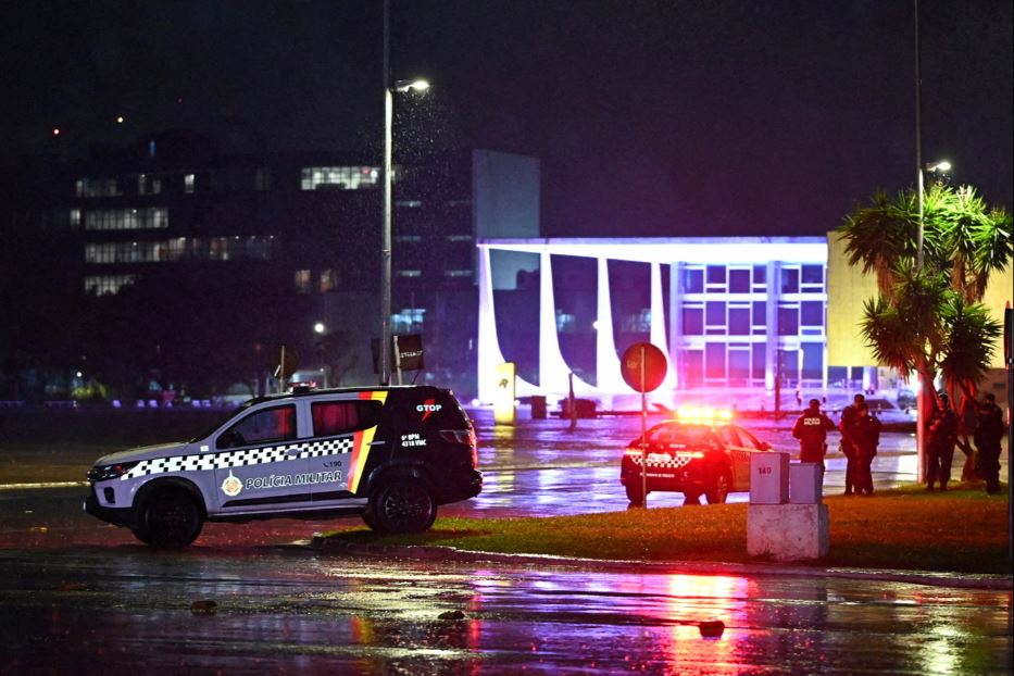 La polizia davanti alla sede della Corte suprema a Brasilia