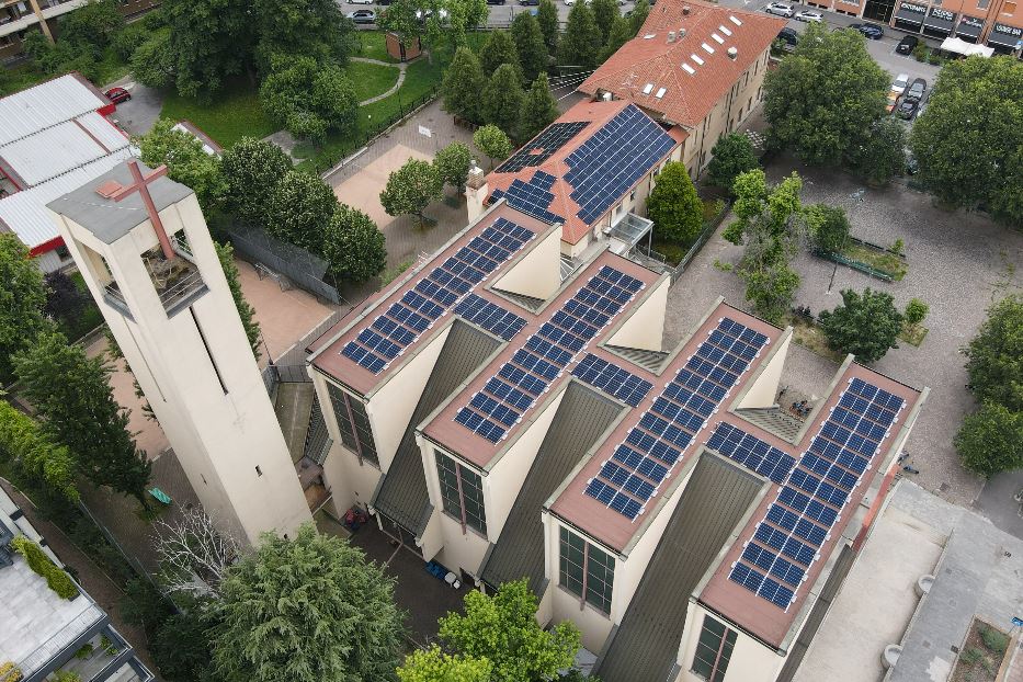 L'impianto fotovoltaico sulla chiesa e la casa parrocchiale Santa Maria Goretti di Milano, nel quartiere Greco