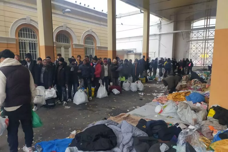 L'Italia «galleggia»: paura dei migranti e ceto medio in affanno 