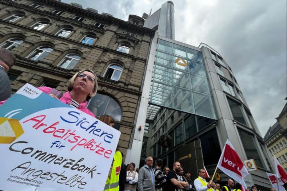 Un manifestante davanti alla sede di Commerzbank