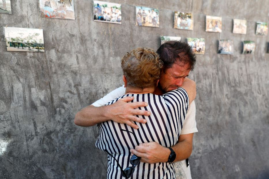 Le lacrime e gli abbracci allo Tsunami Memorial Park di Ban Nam Khem, in Thailandia