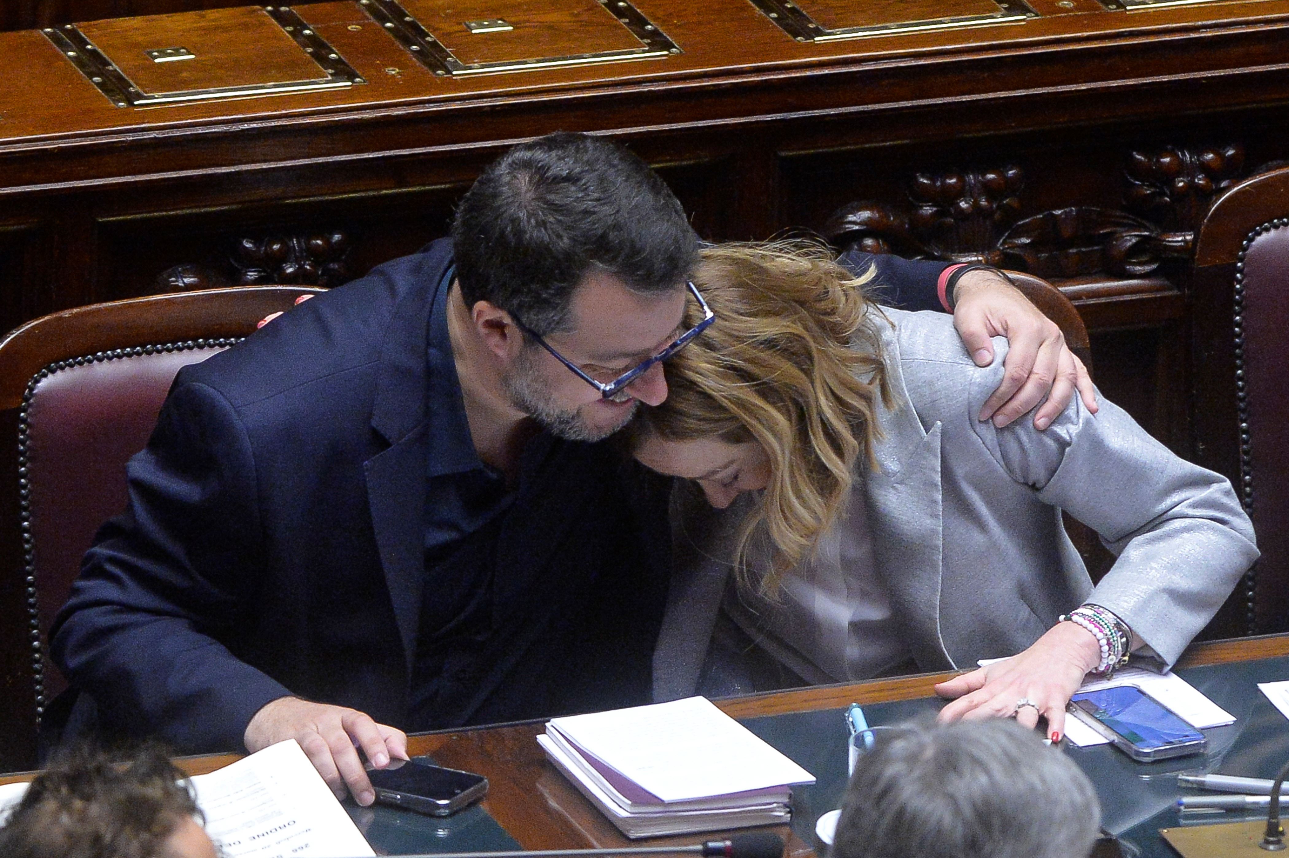 Abbraccio tra Meloni e Salvini (che poi se ne va). «Ucraina, contano le scelte»