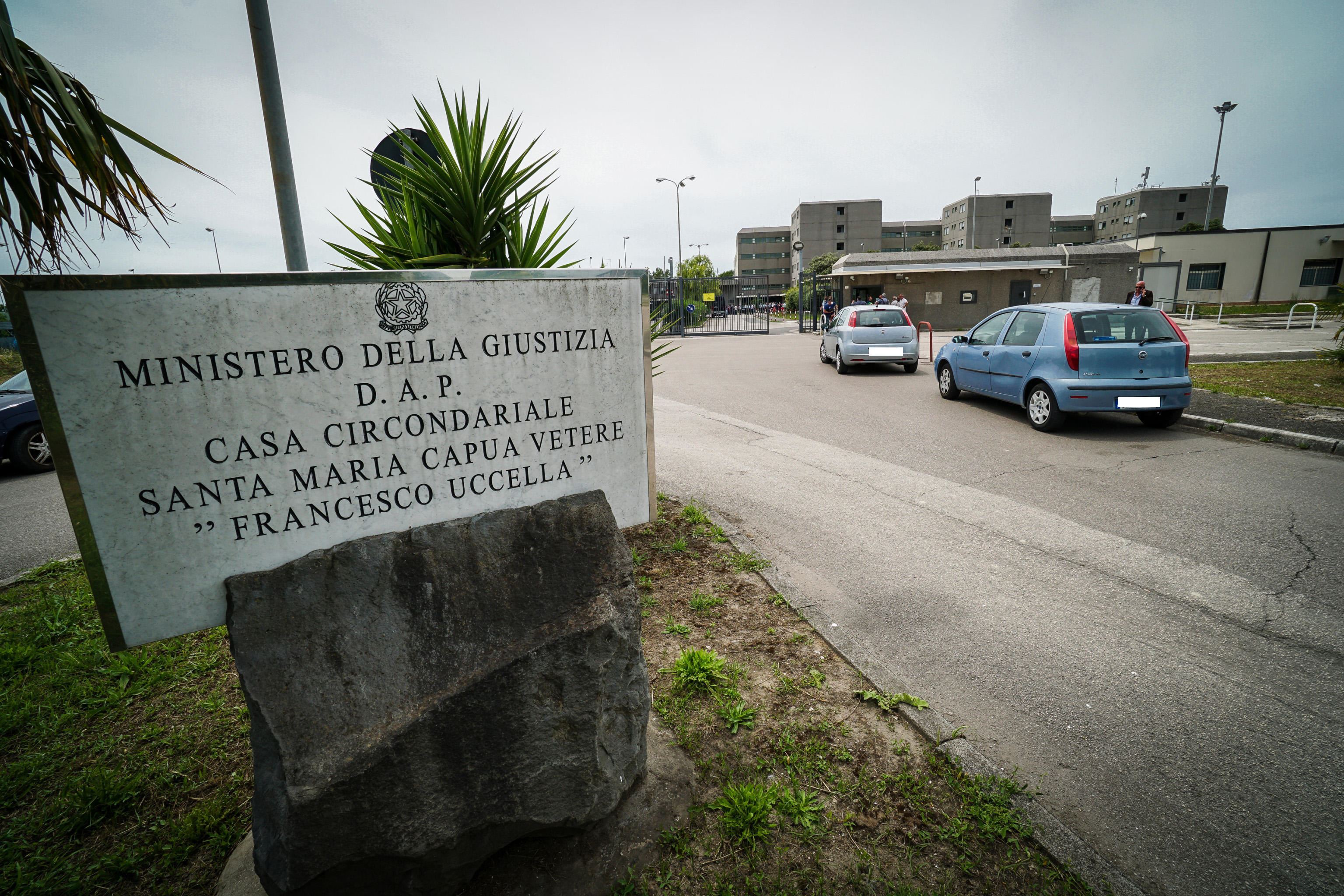 L'ingresso del carcere di Santa Maria Capua Vetere (Caserta)