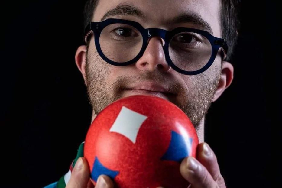 Manuel De March, atleta affetto da sindrome di down, pluricampion e di bocce e artista creativo