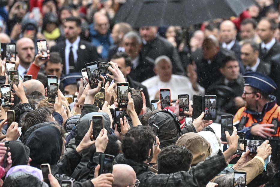 Il Papa in Belgio tra la folla