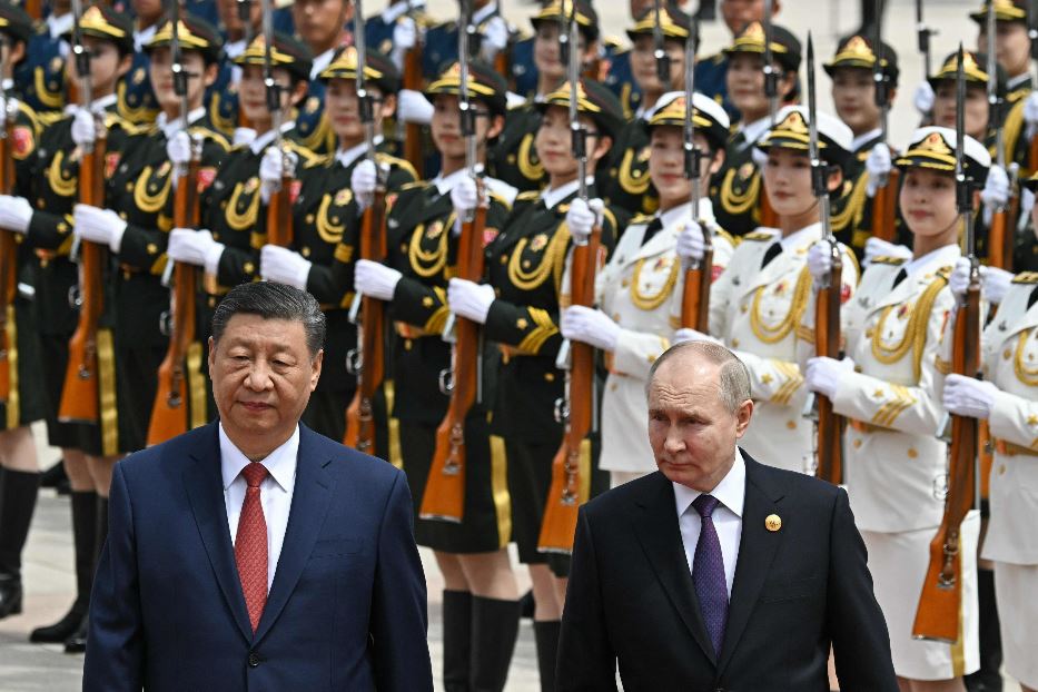 Il presidente cinese Xi Jinping e quello russo Vladimir Putin sfilano in Piazza Tienanmen