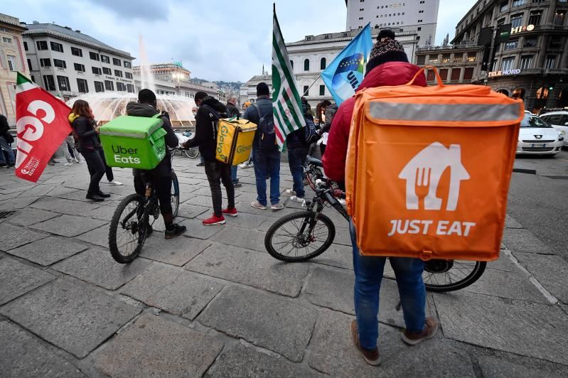 In Toscana i rider sanzionati perché «troppo lenti». Le proteste dei sindacati