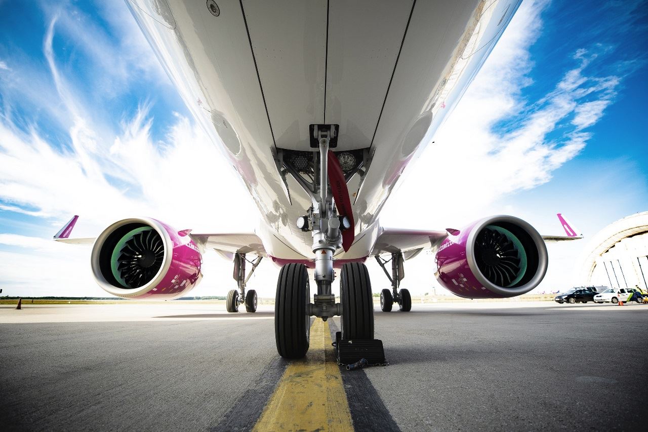 Un A320 Neo di Wizz Air al decollo