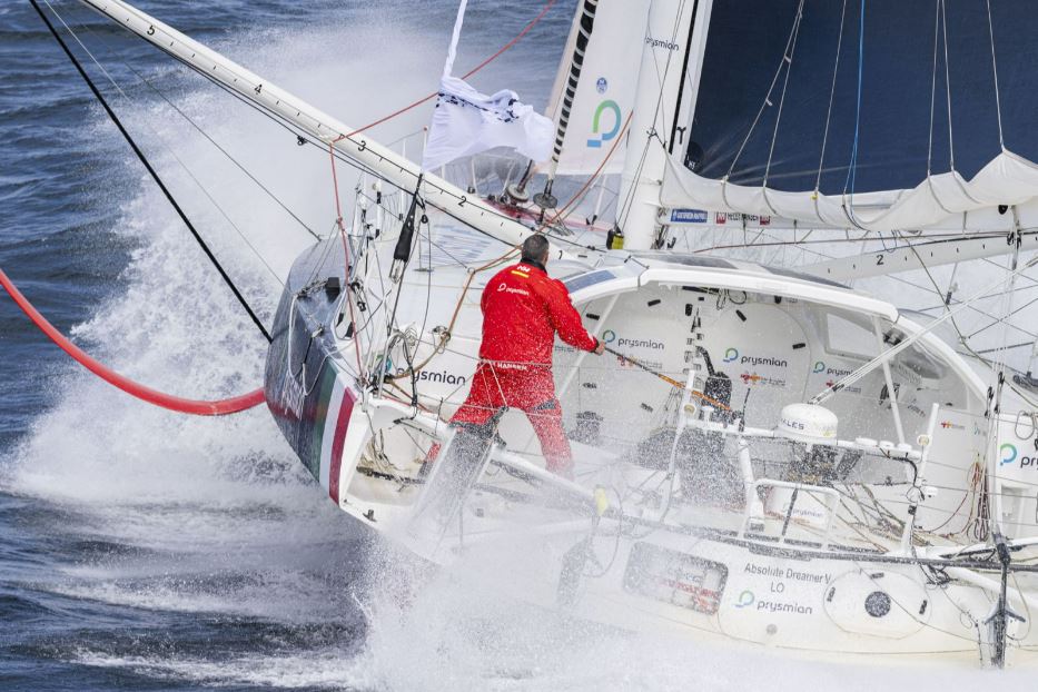 Pedote: «Io su una barca a vela fino ai confini del mondo»