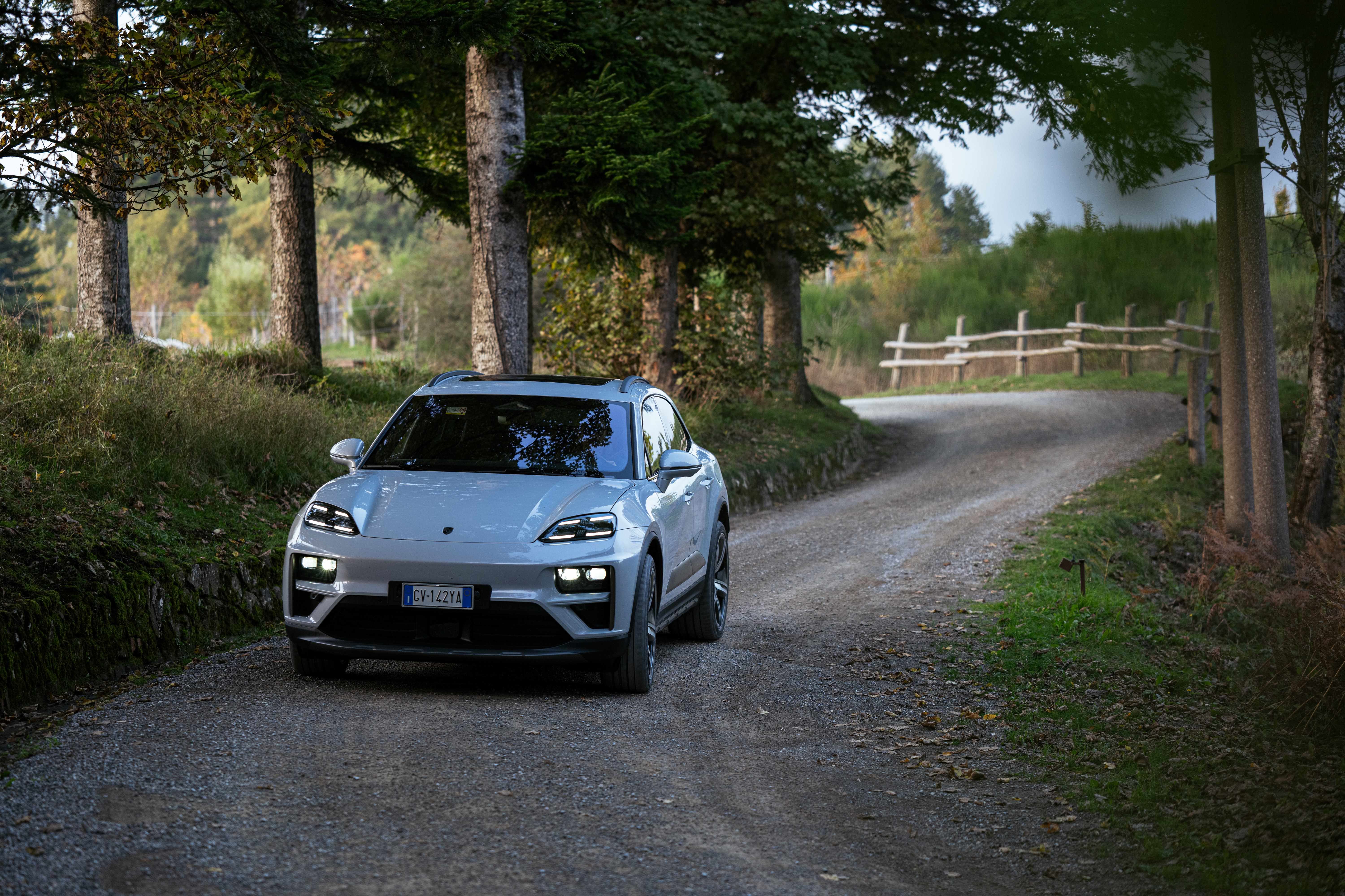 Elettrica per forza, ma vera Porsche sempre: che sorpresa la nuova Macan