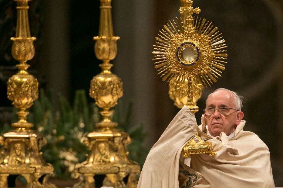 Il Papa durante una benedizione eucaristica