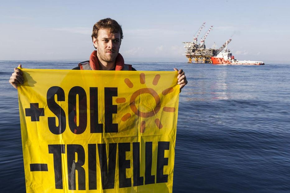 Una manifestazione di un ambientalista per l'energia rinnovabile