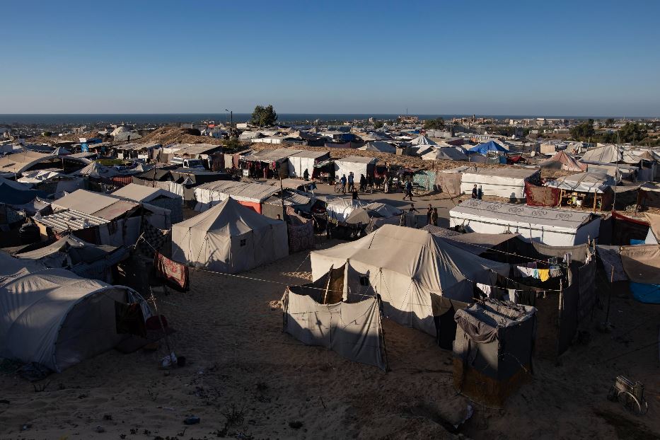 Un campo di sfollati sulla costa vicino a Khan Yunis nel sud della Striscia di Gaza