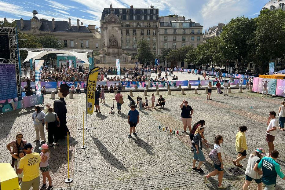 La piazza della chiesa di Saint Sulpice alla periferia di Parigi, dove sono in corso gli “Holy Games” organizzati dalla parrocchia di San Giovanni Bosco