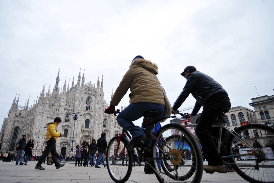 Famiglie in piazza Duomo a Milano