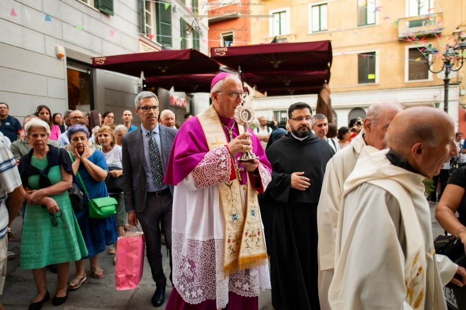 L’arcivescovo di Cagliari, Giuseppe Baturi, con il reliquiario di sant’Agostino