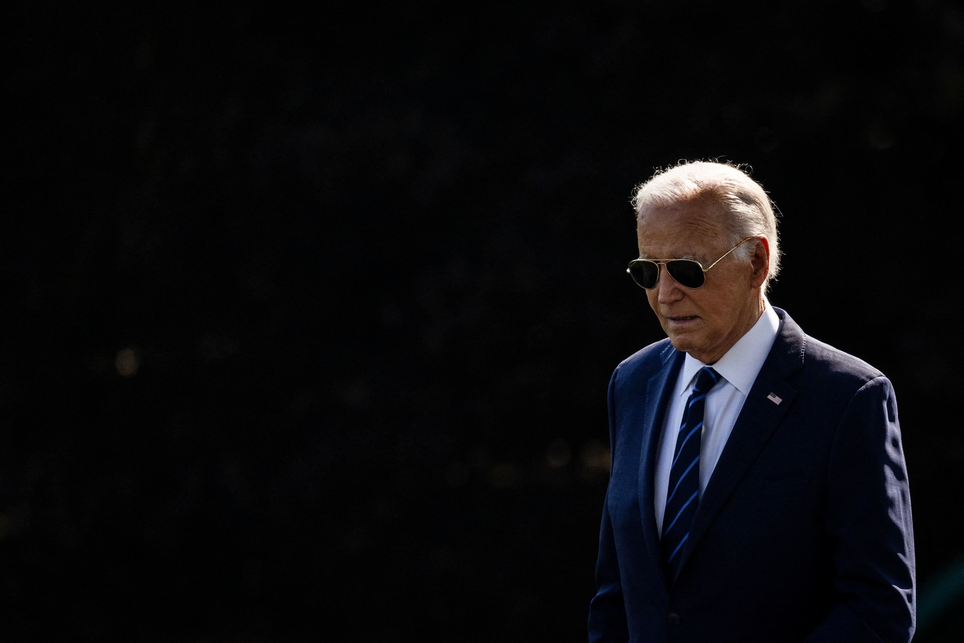 Joe Biden ripreso mentre esce dallo studio ovale alla Casa Bianza