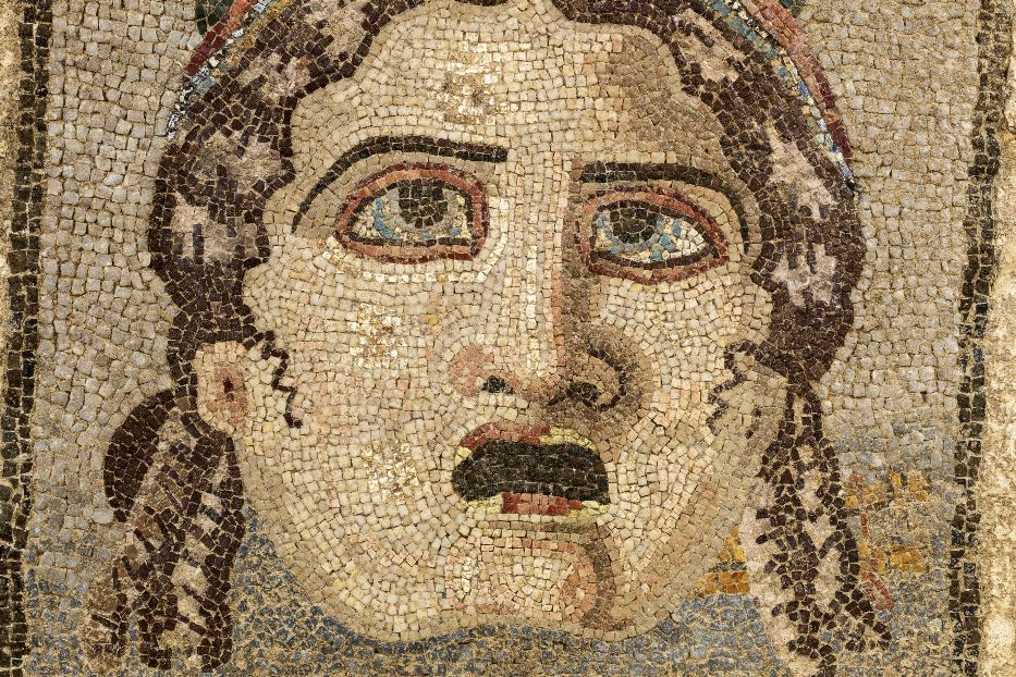 Mosaico con maschera teatrale di etèra