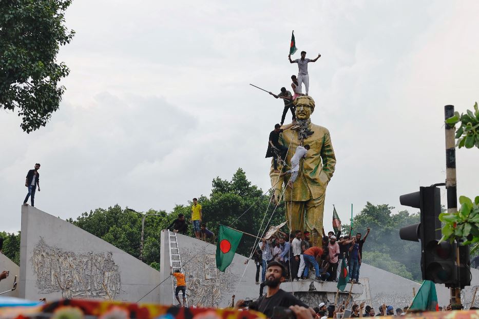 Bangladesh, l'esercito toglie il coprifuoco e riapre le scuole