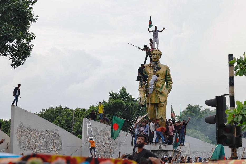La popolazione festante abbatte la statua di Sheikh Mujibur Rahman, padre della ex premier