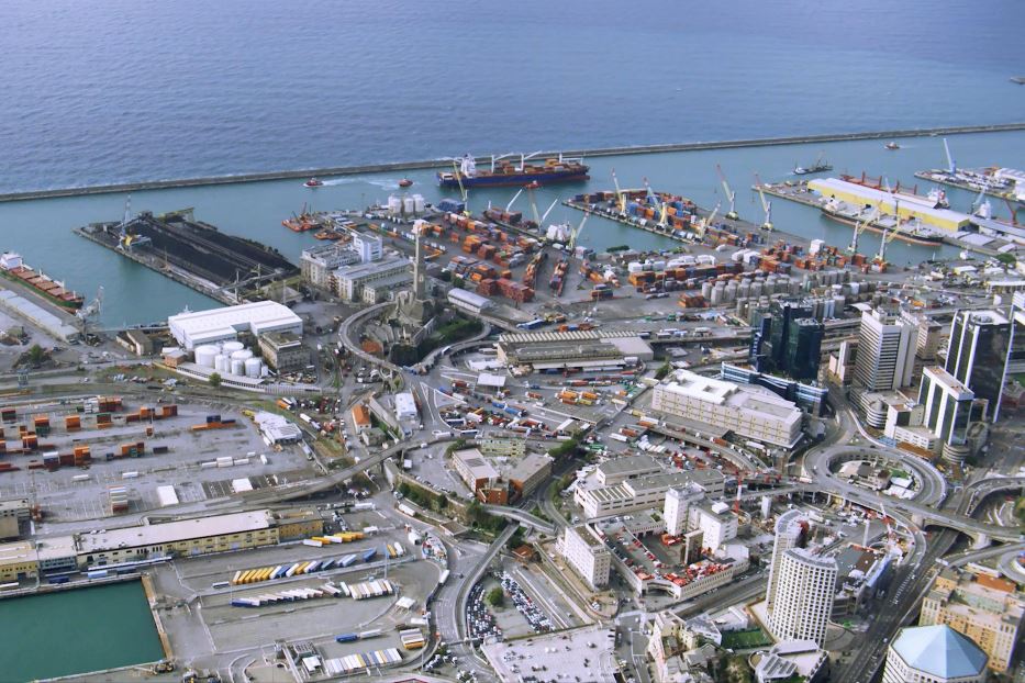 Una veduta del porto di Genova