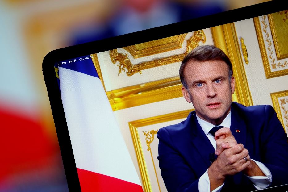 Macron durante il suo discorso alla nazione