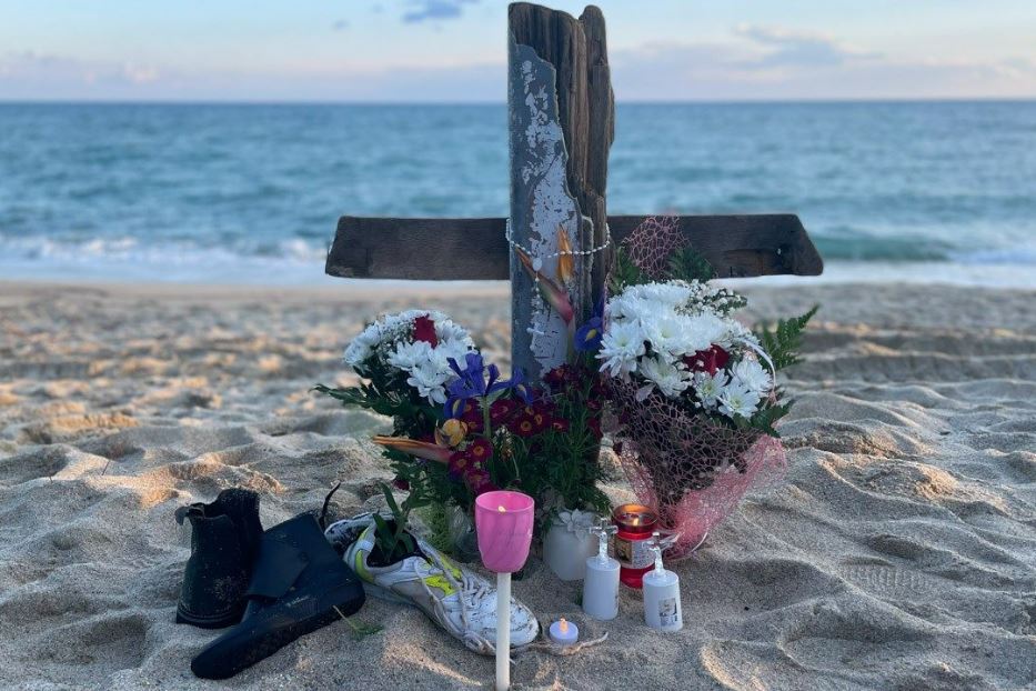 Una croce sulla spiaggia di cutro segnala il luogo del tragico naufragio del febbraio 2023